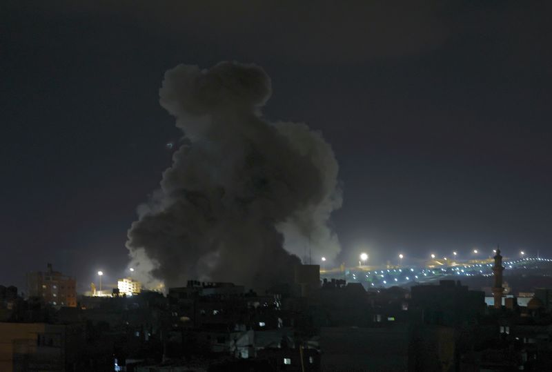 دود از محل حمله گزارش شده اسرائیل در رفح در جنوب نوار غزه در 6 اوت بلند می شود.
